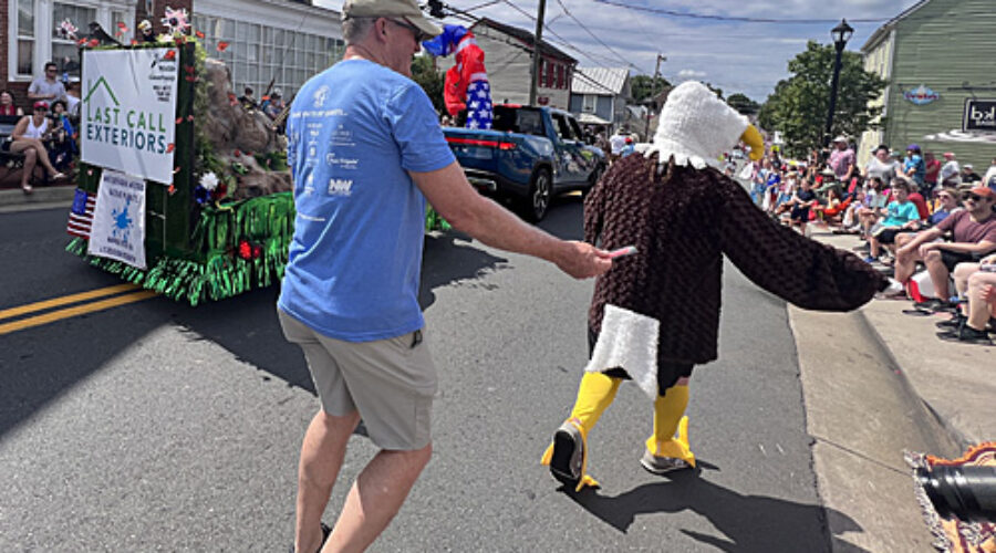 Loudoun Wildlife volunteers handing out seed packets