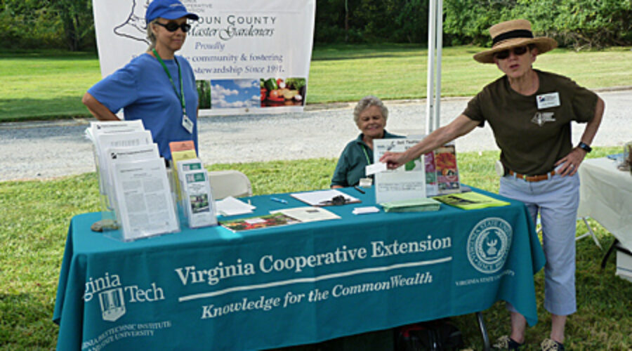 Loudoun Master Gardeners at the Native Plant Sale